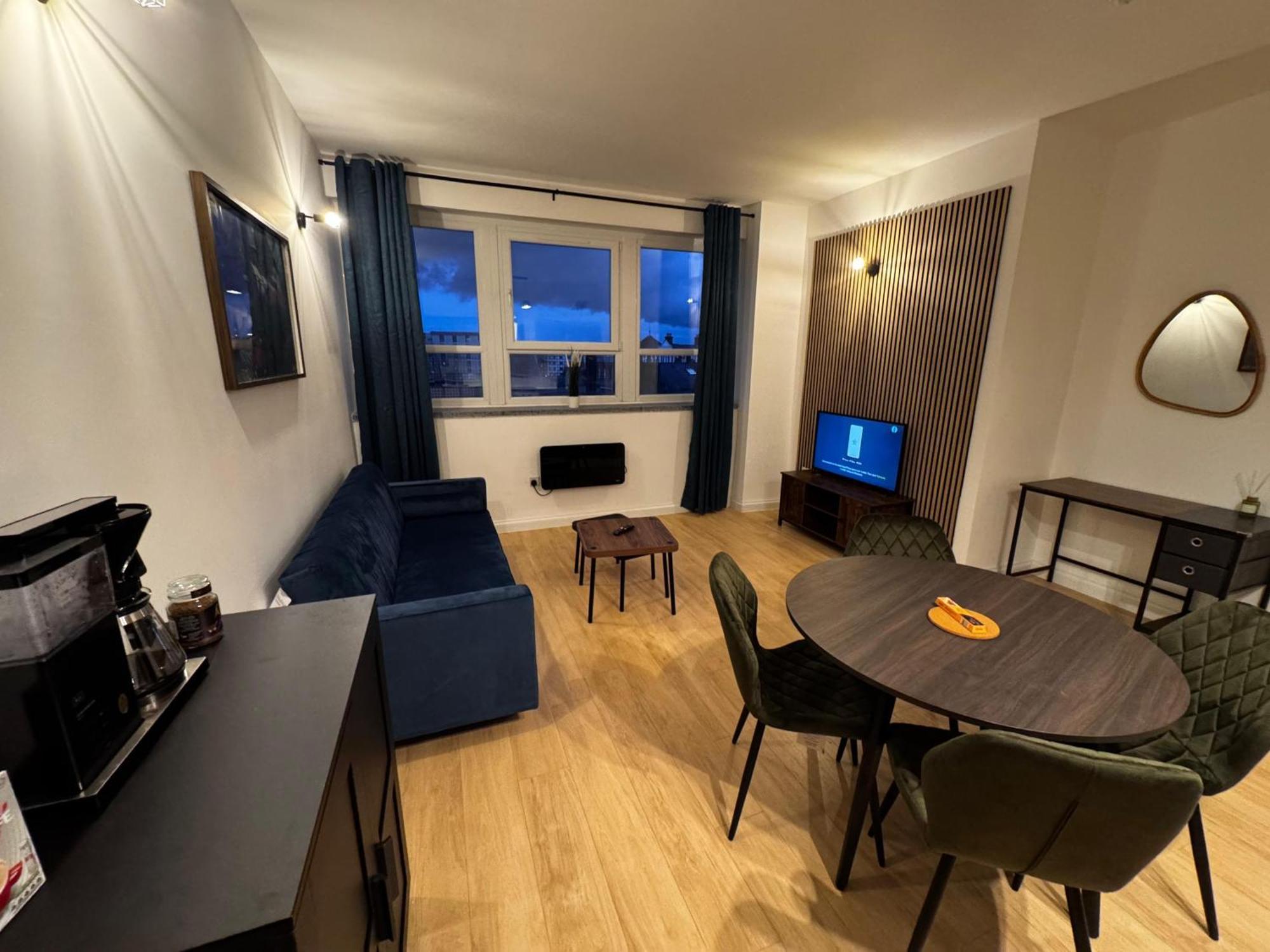 Modern 2 Bedroom 2 Bathroom Flat, Free Parking Londra