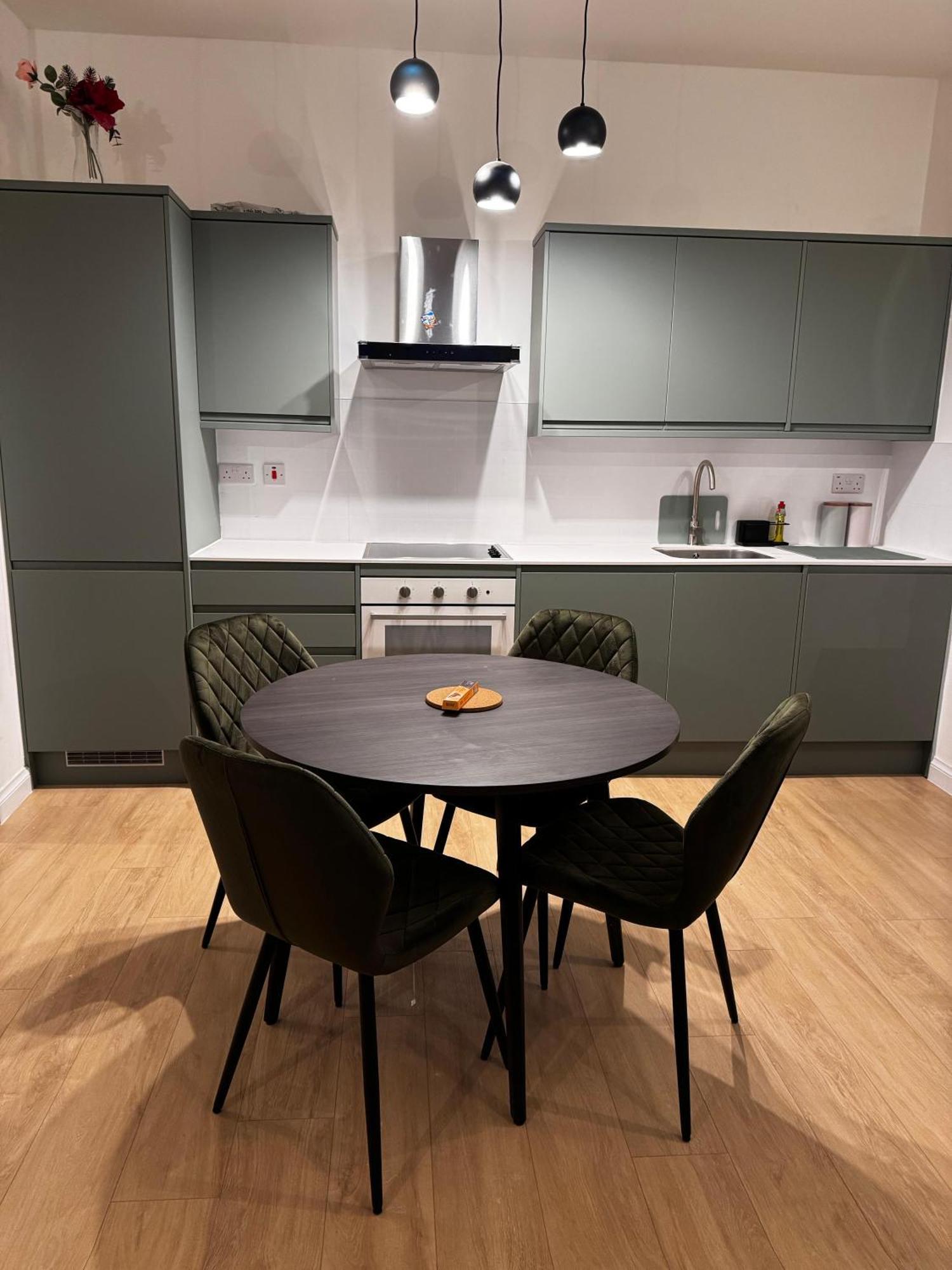 Modern 2 Bedroom 2 Bathroom Flat, Free Parking * Londra