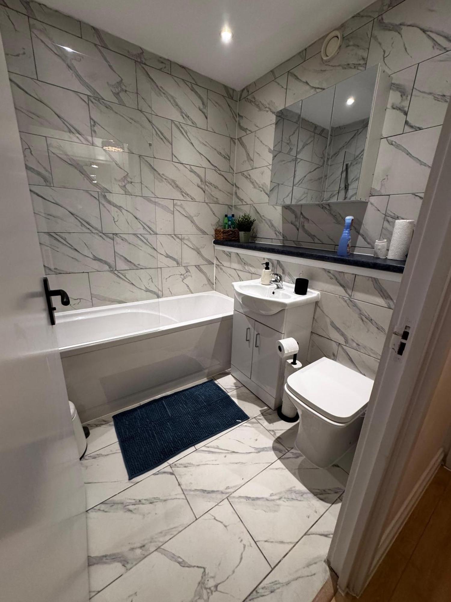 Appartamento Modern 2 Bedroom 2 Bathroom Flat, Free Parking Londra